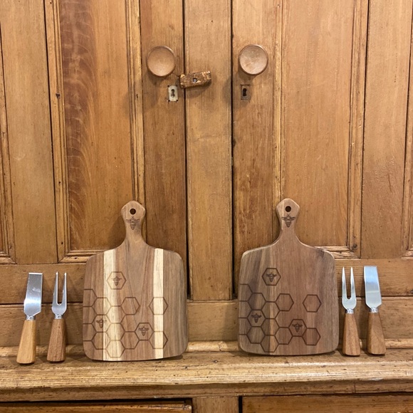 UPDATEd 08/23 - striped version still available. Small Cheese Board & Knives - Picture 1 of 3